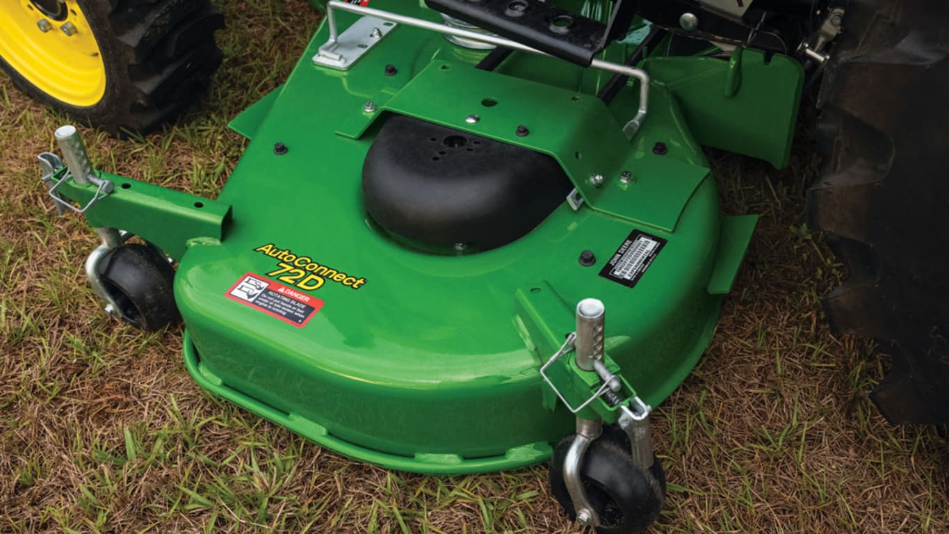 Vue sur le terrain d’un corps de tondeuse ventrale à dispositif d’arrimage AutoConnect 72D