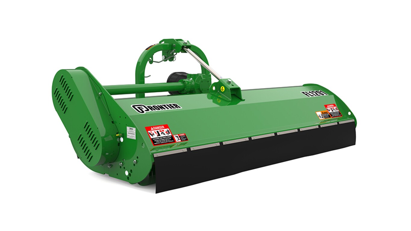 Faucheuse rotative Frontier FL1291 verte avec des autocollants d’avertissement et jupe de protection noire.