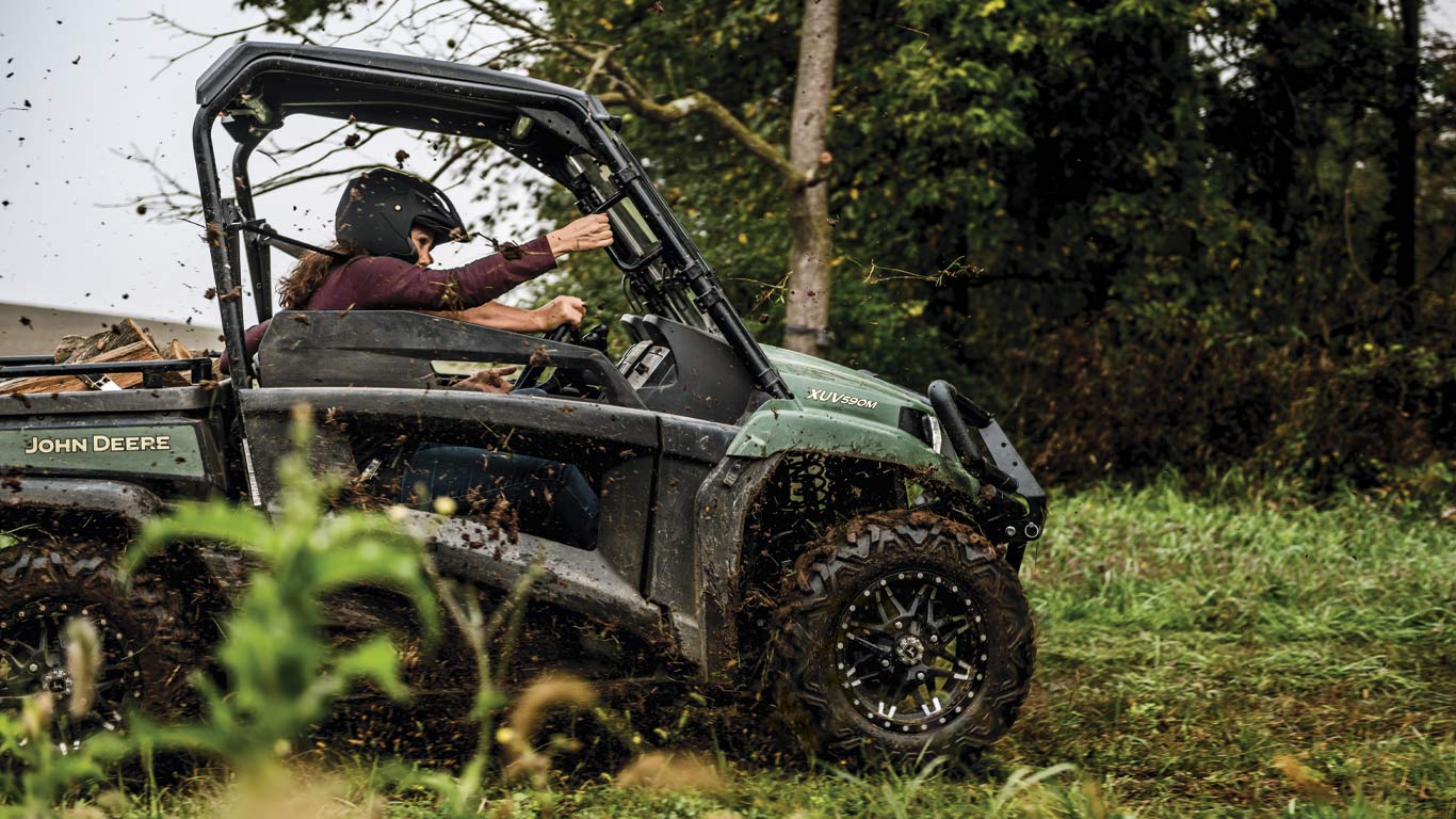 Véhicule utilitaire Gator intermédiaire sur un sentier rocailleux