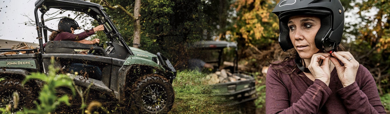 Femme enfilant un casque pour monter à bord d’un véhicule utilitaire Gator XUV 590M