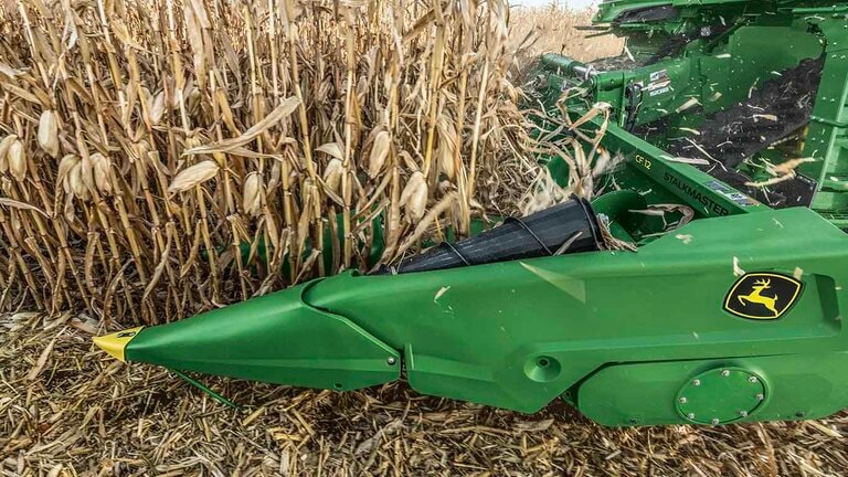 Photo gros plan du devant d'un diviseur de récolte sur un cueilleur à maïs John Deere