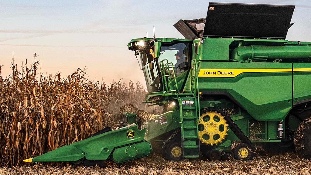 Photo gros plan du devant d’un diviseur de récolte sur un cueilleur à maïs John Deere.