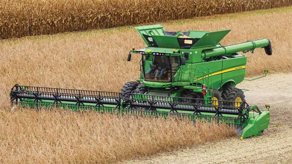 Tablier à toile se déplaçant dans un champ