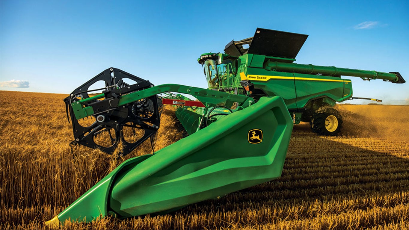 Moissonneuse-batteuse avec tapis de plate-forme de coupe&nbsp;HD50F dans le champ