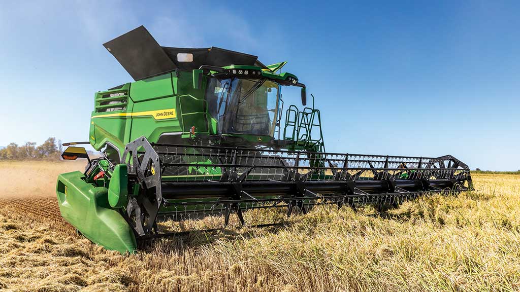 Photo d’une moissonneuse-batteuse X9 John Deere avec ensemble de récolte de riz.