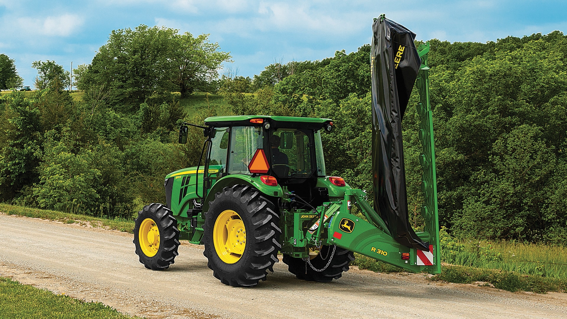 image d’un tracteur repliable se déplaçant sur une route