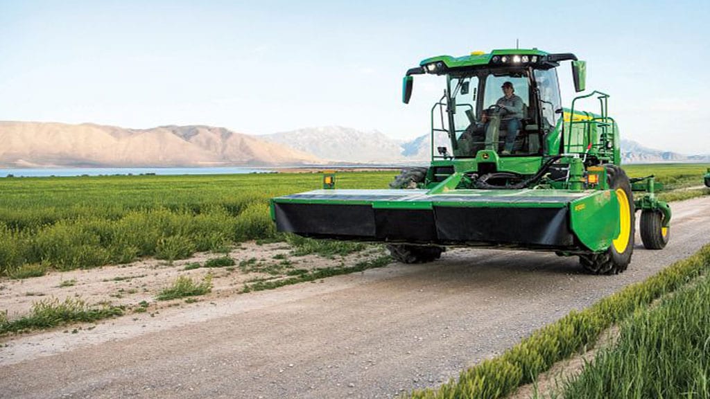Transport d’une andaineuse sur une route