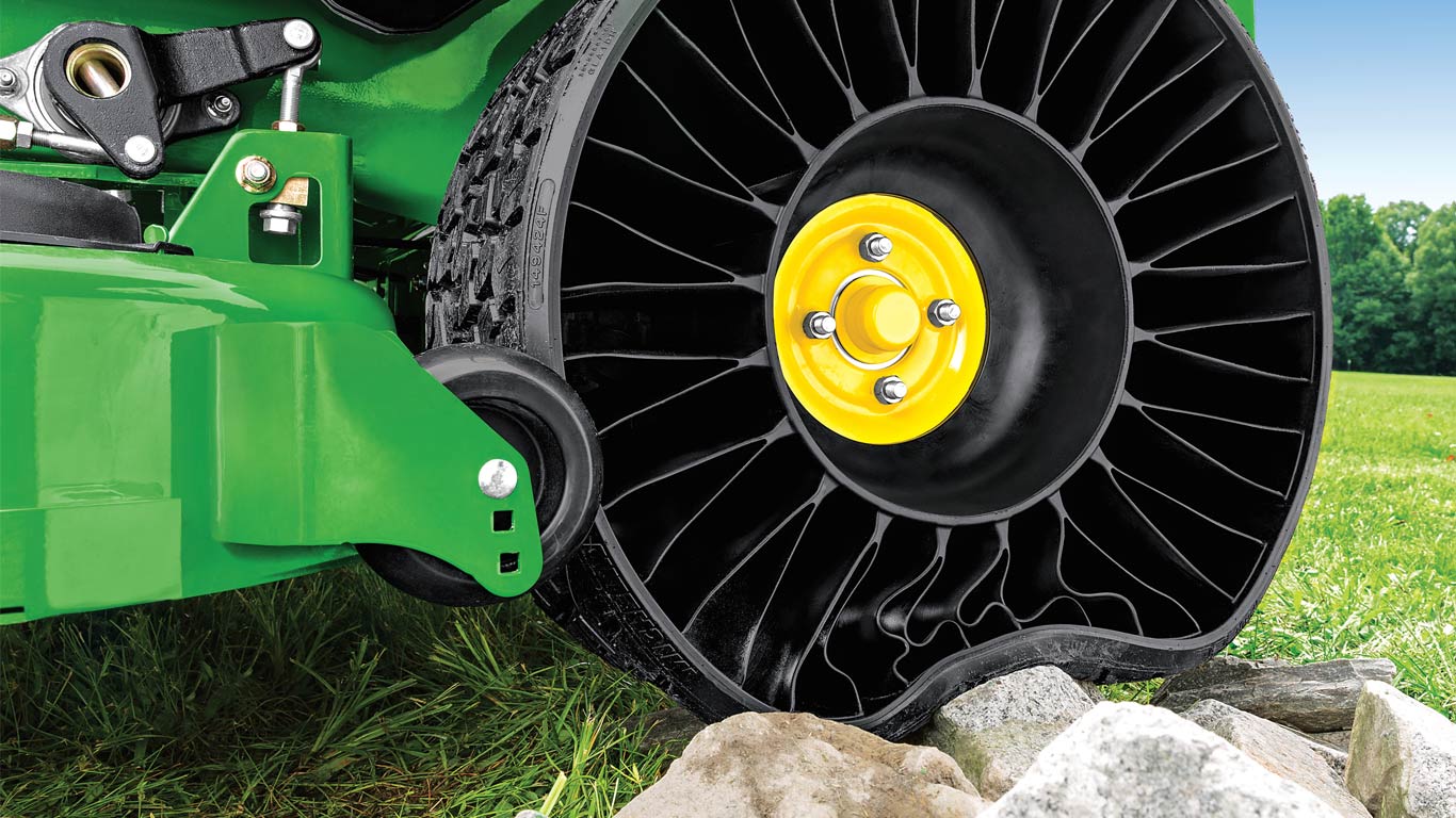 close up image of the tweel on the Z900 ZTrak