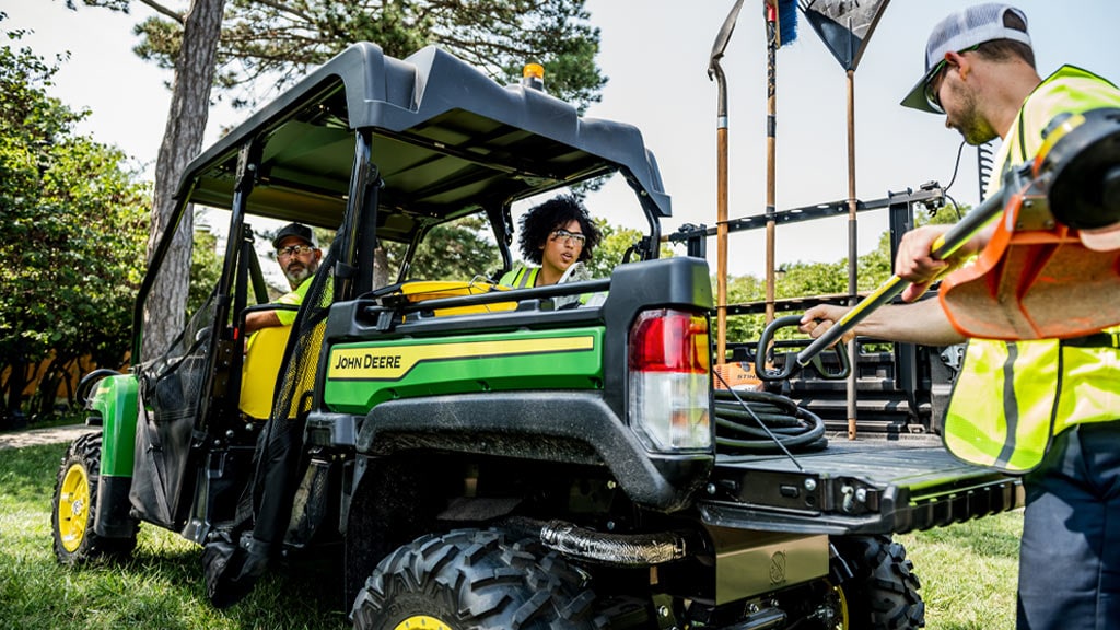 personne chargeant de l'équipement dans des véhicules utilitaires Gator™