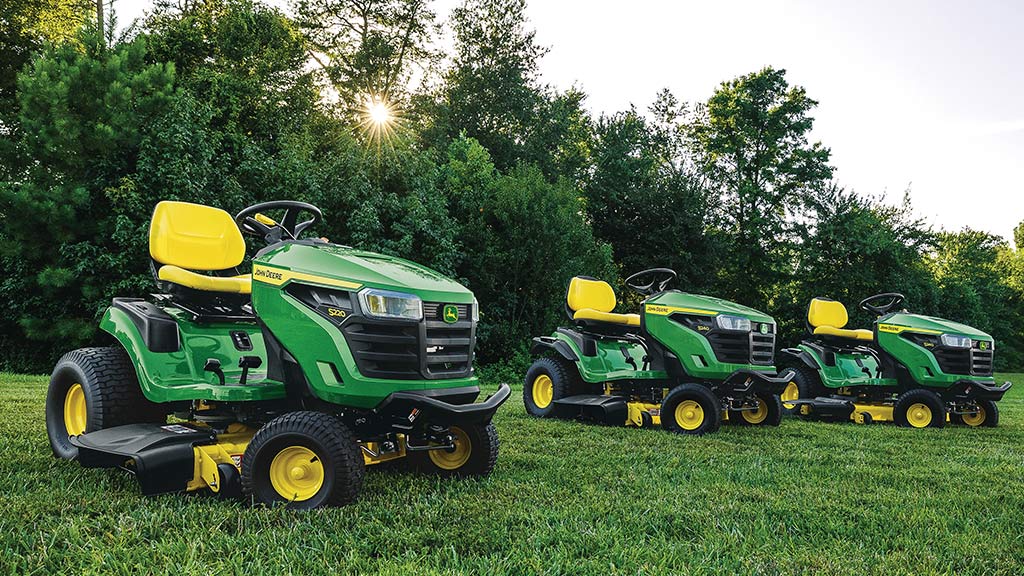 image de trois tracteurs de pelouse