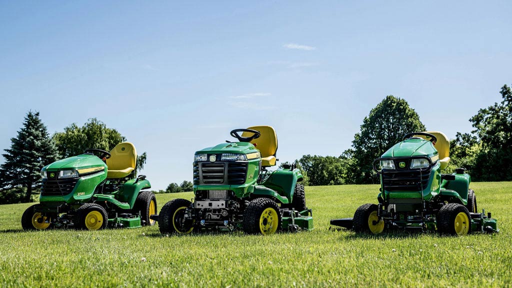 image de trois tracteurs de pelouse