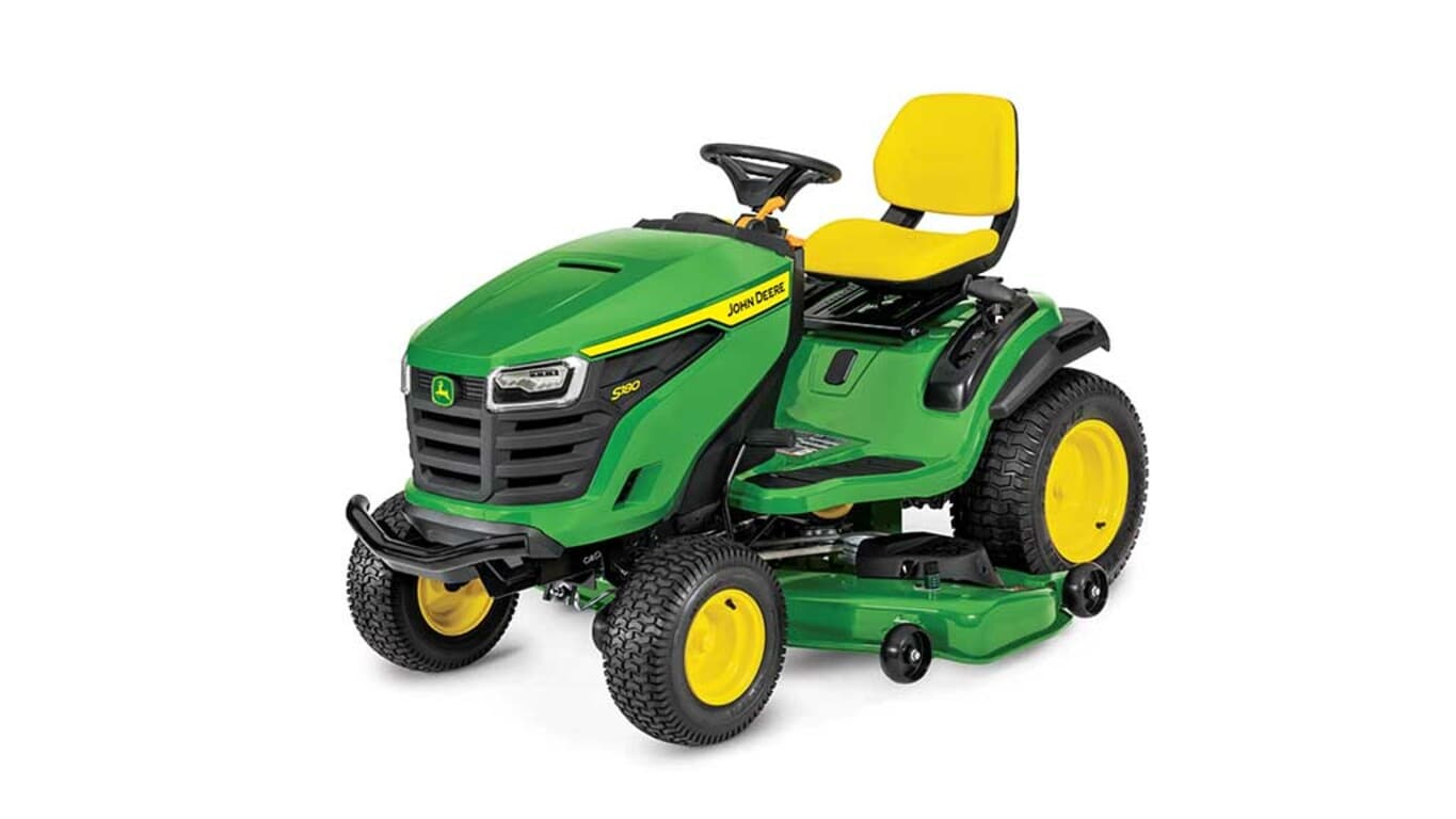 Une tondeuse autoportée verte orientée vers l'avant gauche avec un siège jaune et un plateau de coupe vert sur fond blanc.