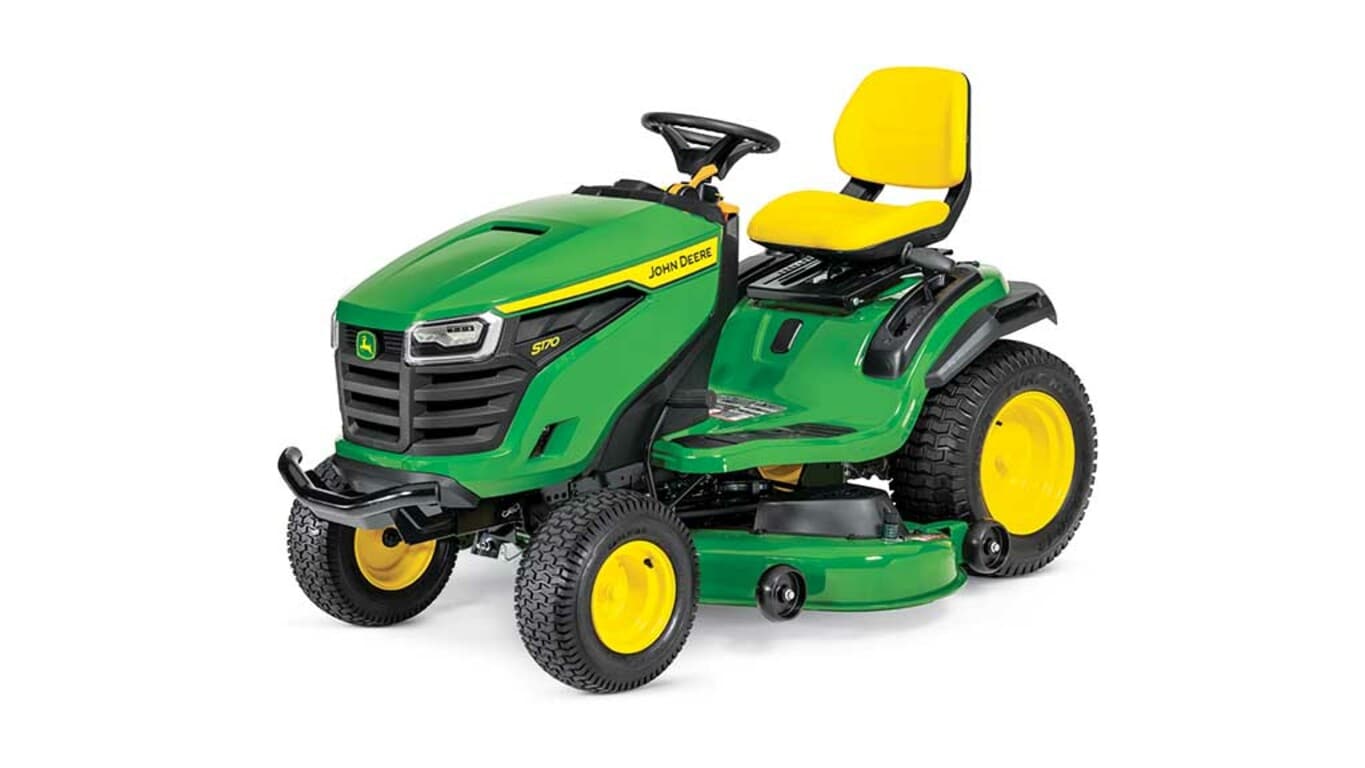 Une tondeuse autoportée verte orientée vers l'avant gauche avec un siège jaune et un plateau de coupe vert sur fond blanc.