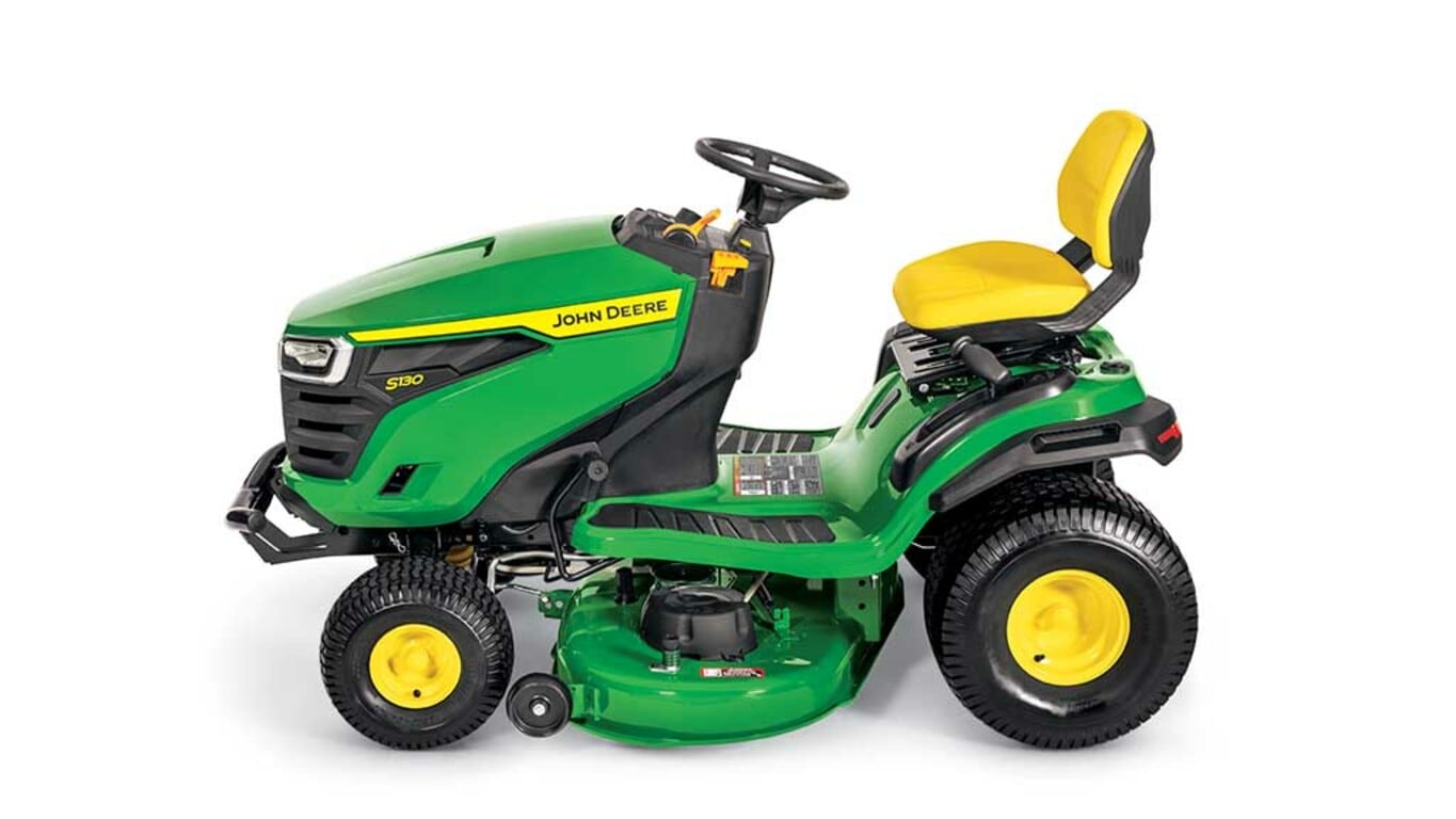 Une tondeuse autoportée verte orientée vers la gauche avec un siège jaune et un plateau de coupe vert sur fond blanc.