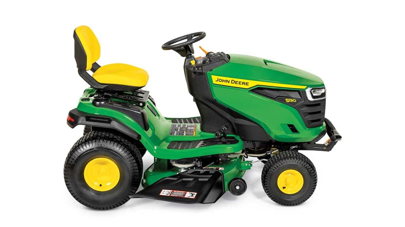 Une tondeuse autoportée verte orientée vers la droite avec un siège jaune et un plateau de coupe vert sur fond blanc.
