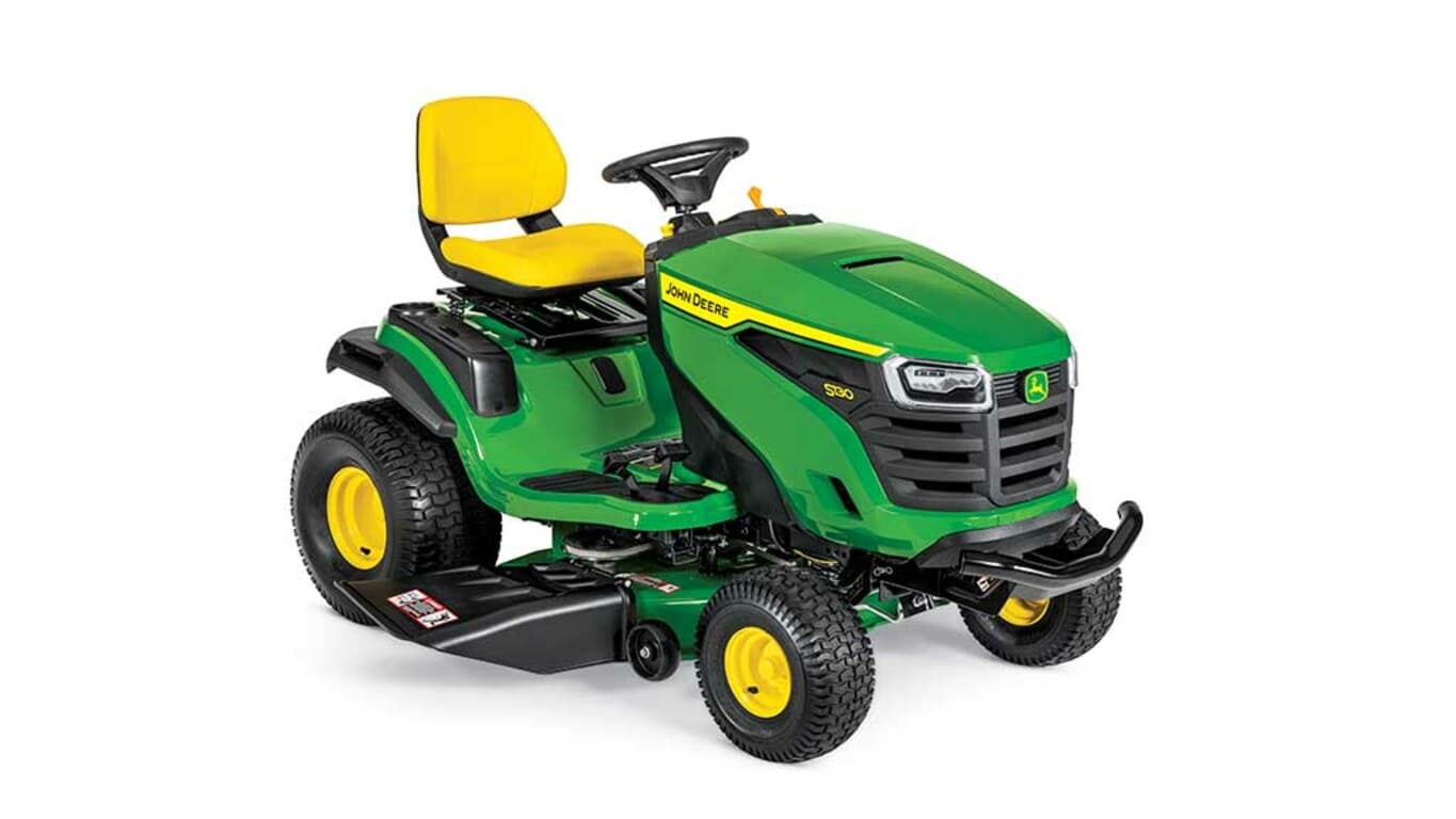 Une tondeuse autoportée verte orientée vers l'avant droit avec un siège jaune et un plateau de coupe vert sur fond blanc.