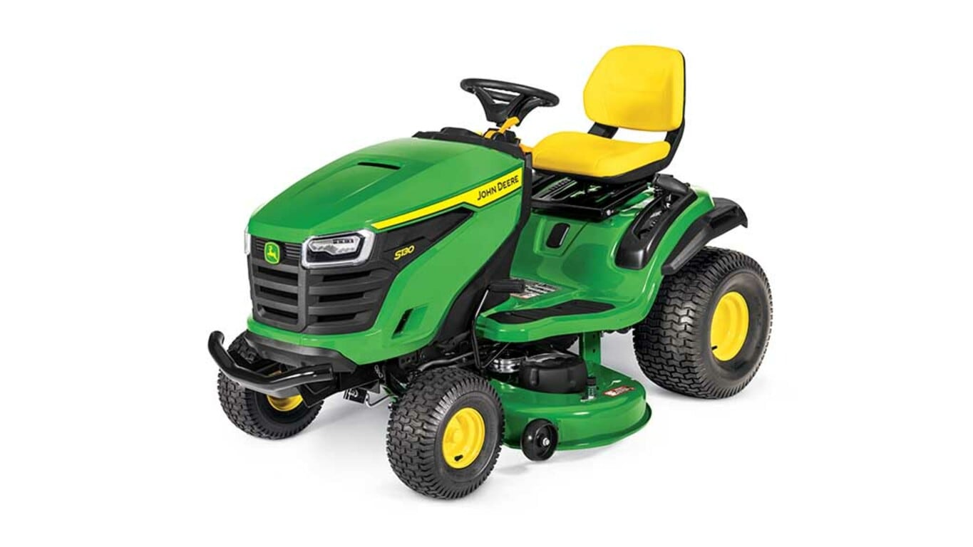Une tondeuse autoportée verte orientée vers l'avant gauche avec un siège jaune et un plateau de coupe vert sur fond blanc.
