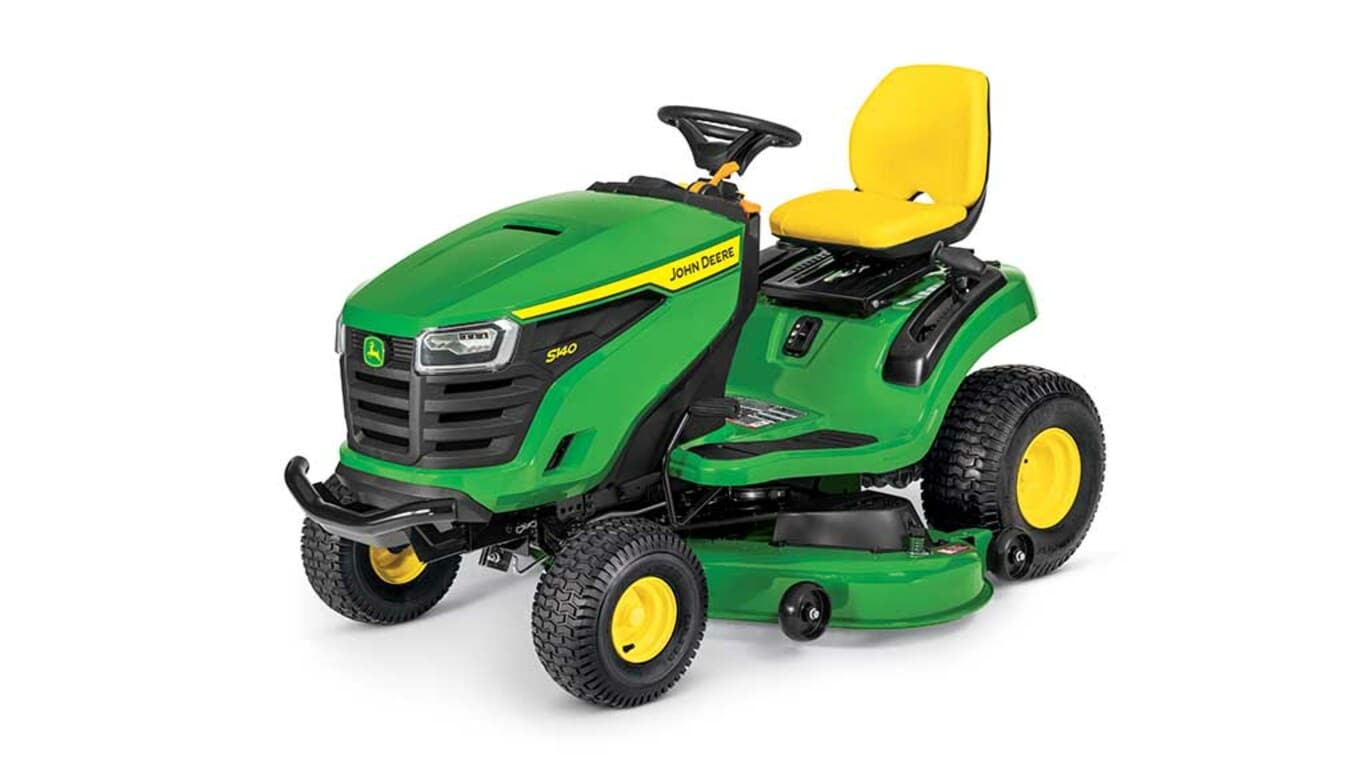 Une tondeuse autoportée verte orientée vers l'avant gauche avec un siège jaune et un plateau de coupe vert sur fond blanc.