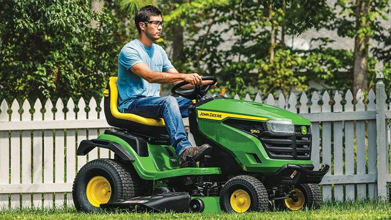 Personne au volant d’un tracteur de pelouse S160