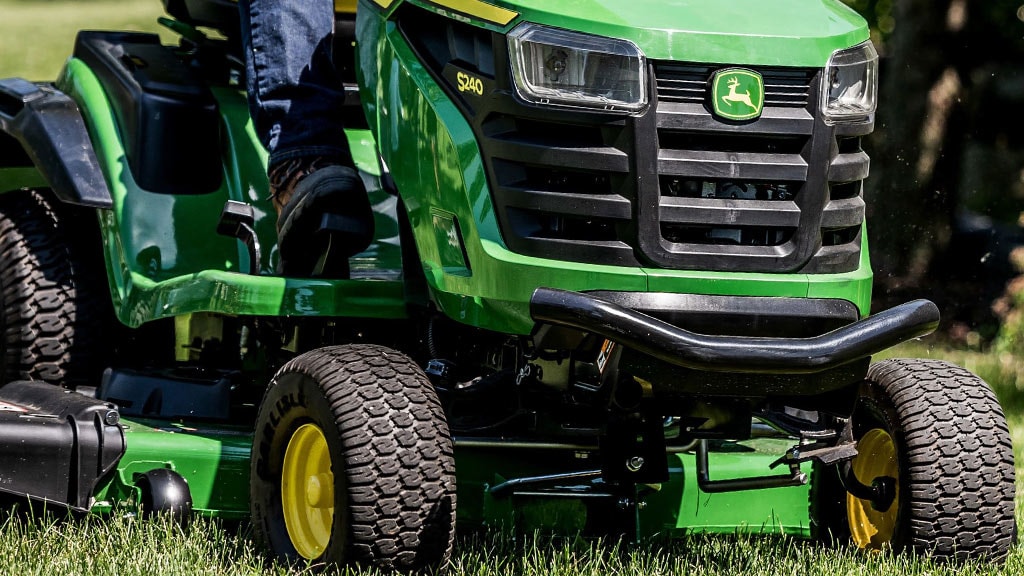 Gros plan du pare-chocs avant d'un tracteur de pelouse S200