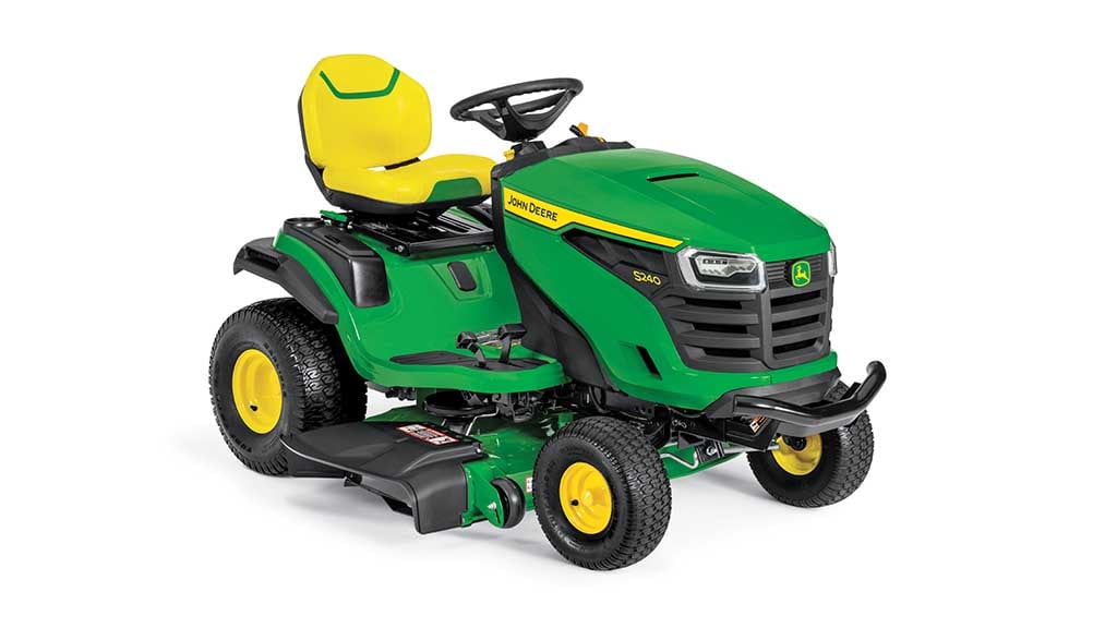 Une tondeuse verte S240 orientée vers l'avant droit avec un siège jaune et un plateau de coupe vert sur fond blanc.