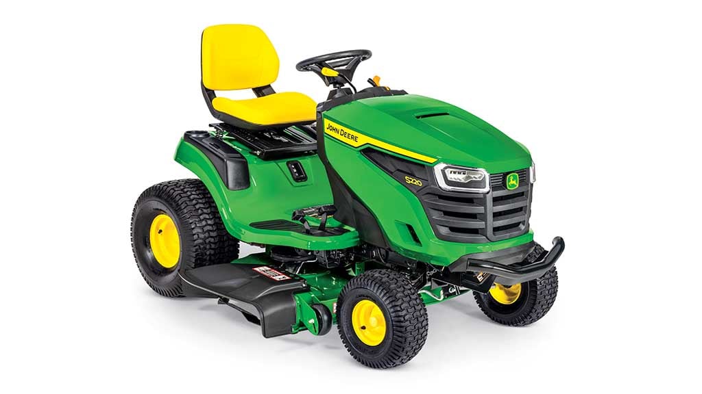 Une tondeuse verte S220 orientée vers l'avant droit avec un siège jaune et un plateau de coupe vert sur fond blanc.