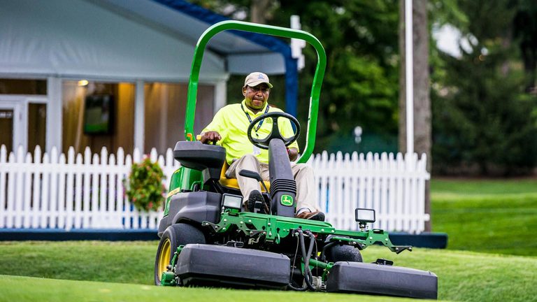 2550 E-Cut™ Hybrid Diesel Triplex Mower