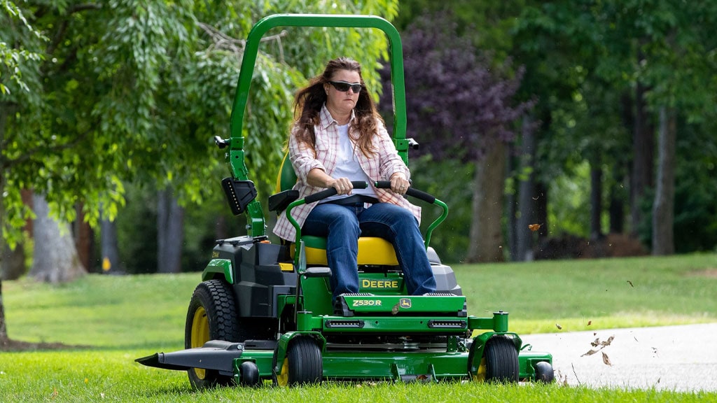 Femme aux commandes d'une tondeuse Z530R