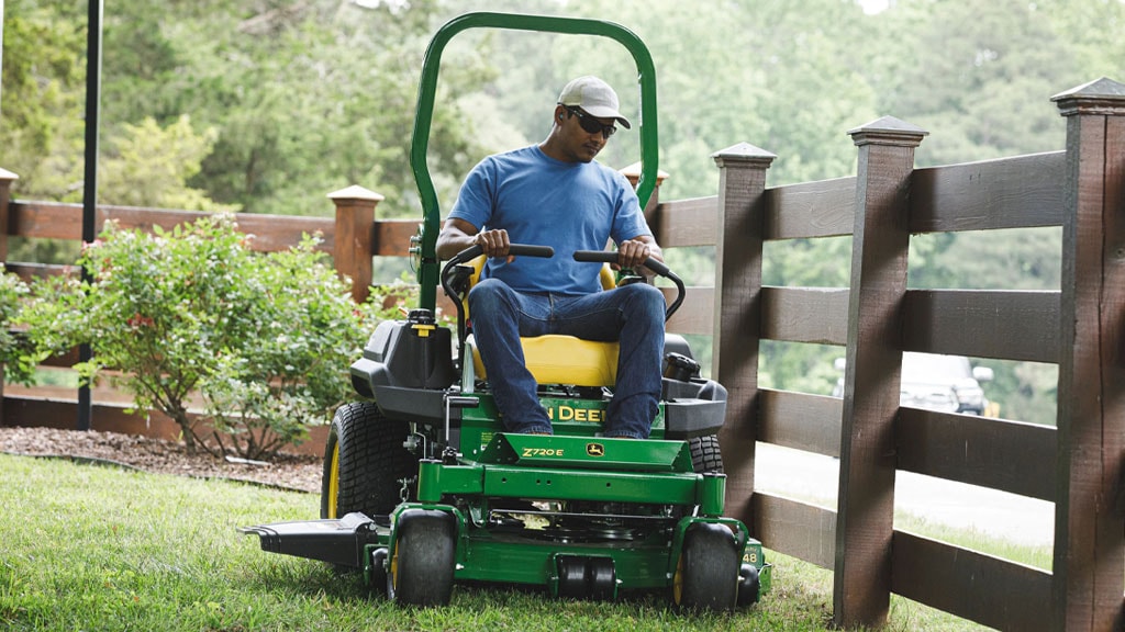 Homme aux commandes d'une tondeuse Z720E