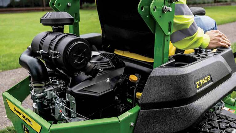 Gros plan sur un moteur de 27 ch du modèle Z760R.
