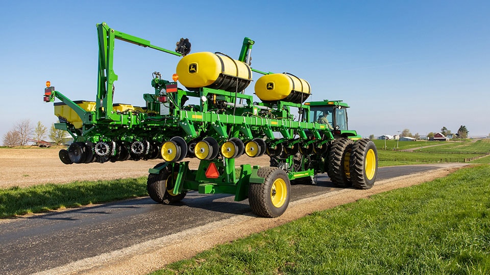 Image d'un tracteur qui déplace un semoir de précision