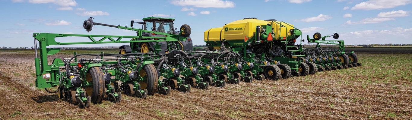 Image d'un semoir de précision John Deere dans un champs