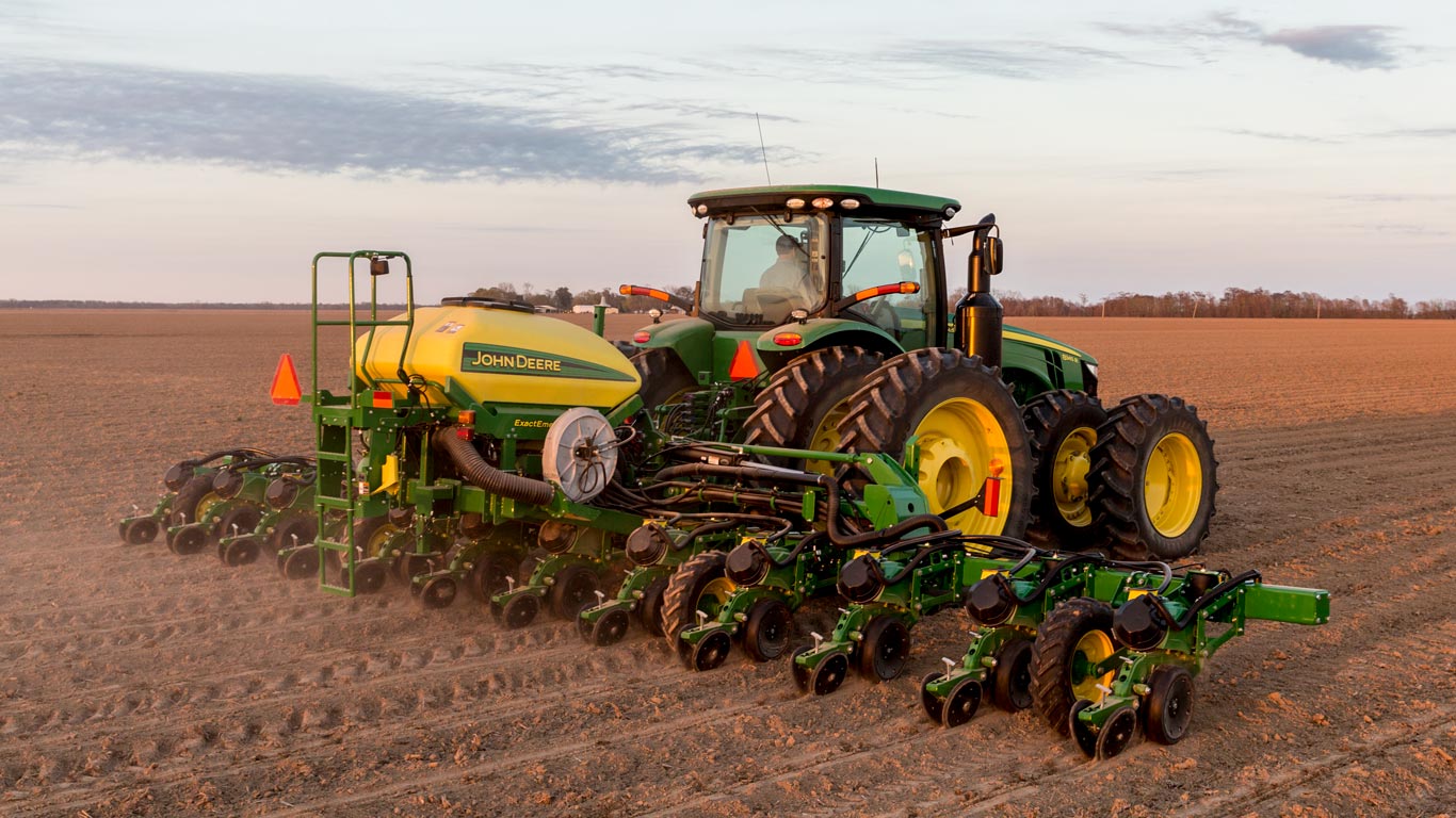 Semoir de précision porté John Deere dans un champ