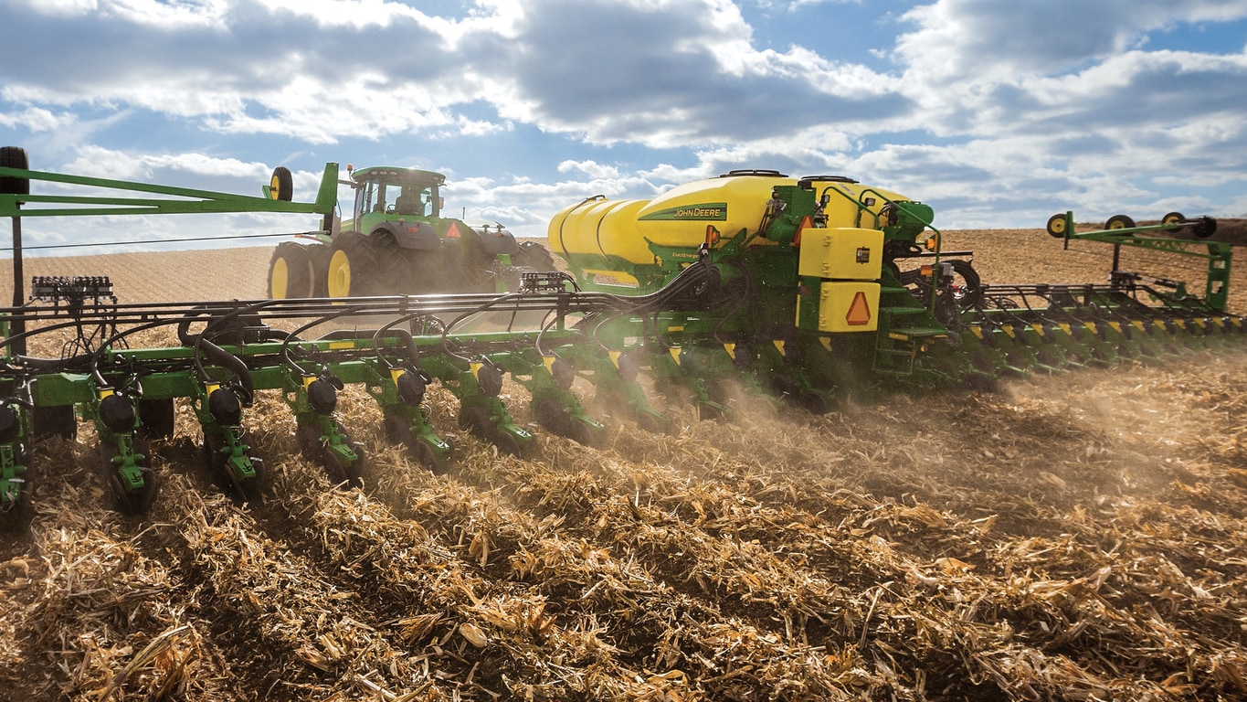 tracteur attelé à un instrument équipé du système AutoTrac™