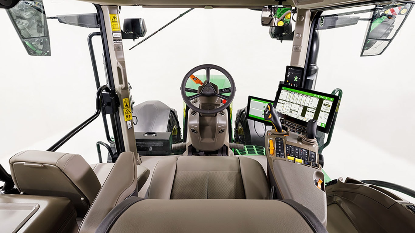 Vue de l’intérieur d’une cabine d’un tracteur de la série 7