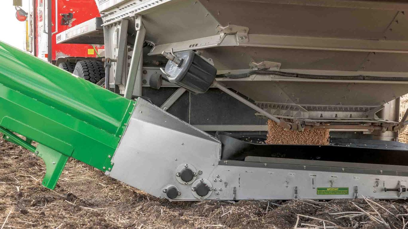 Gros plan sur la nouvelle trémie en acier inoxydable sur les chariots pneumatiques tractés C1100T et C1450T John Deere.