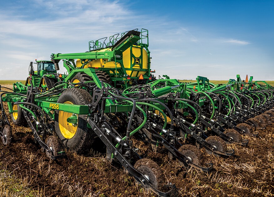Remorque pneumatique C650 avec semoir pneumatique à houe P556 en action dans le champ