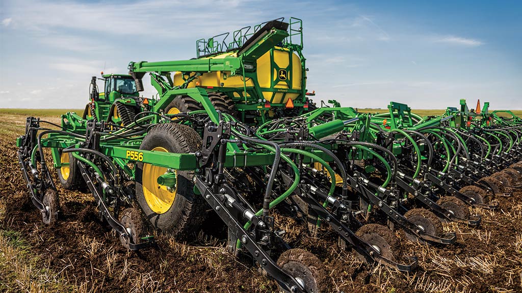 C650 Air Cart with a P556 Air Hoe Drill in action in field
