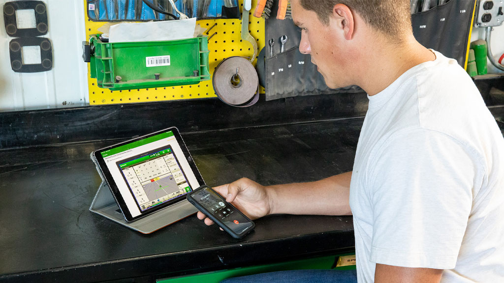 Homme utilisant John Deere Connect