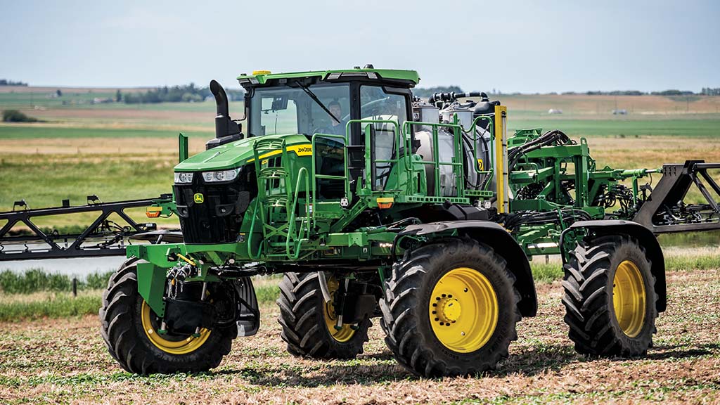 Un pulvérisateur automoteur effectuant un virage à l’aide de la direction à quatre roues.
