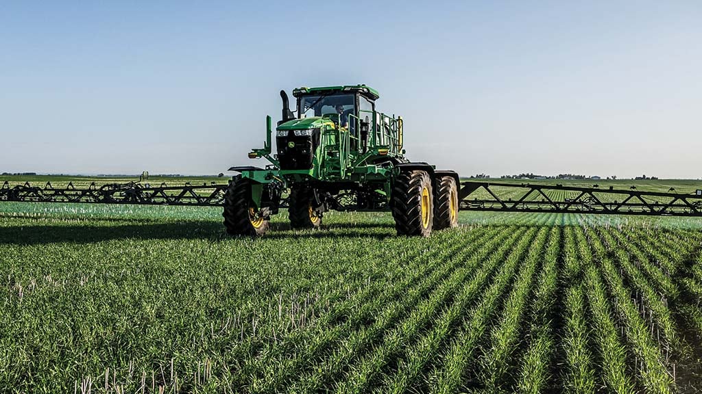 Un pulvérisateur&nbsp;412R effectuant une pulvérisation ciblée d’herbicide dans un champ de blé.