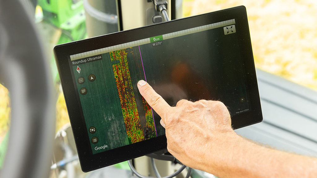 Un conducteur touche un écran montrant le débit variable.