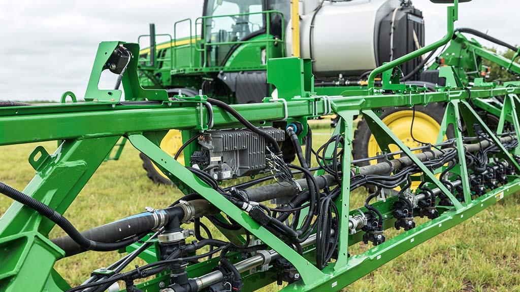 Gros plan du colis de mise à niveau de performance See & Spray™ Premium installé sur une rampe de pulvérisation.