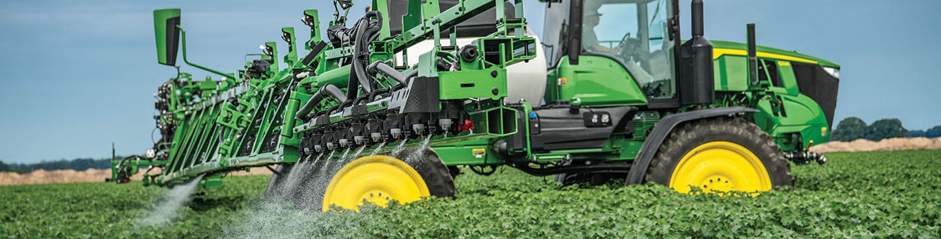 Pulvérisateur John Deere avec colis de mise à niveau de performance See & Spray™ Premium.