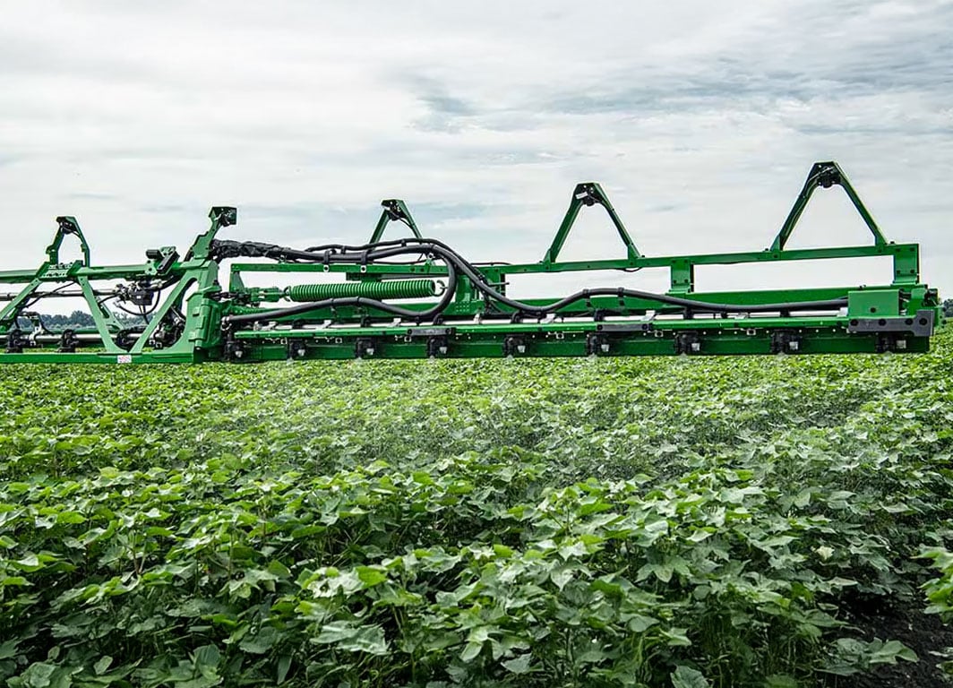 Une rampe See &amp; Spray, &eacute;quip&eacute;e de cam&eacute;ras, pulv&eacute;risant un champ.