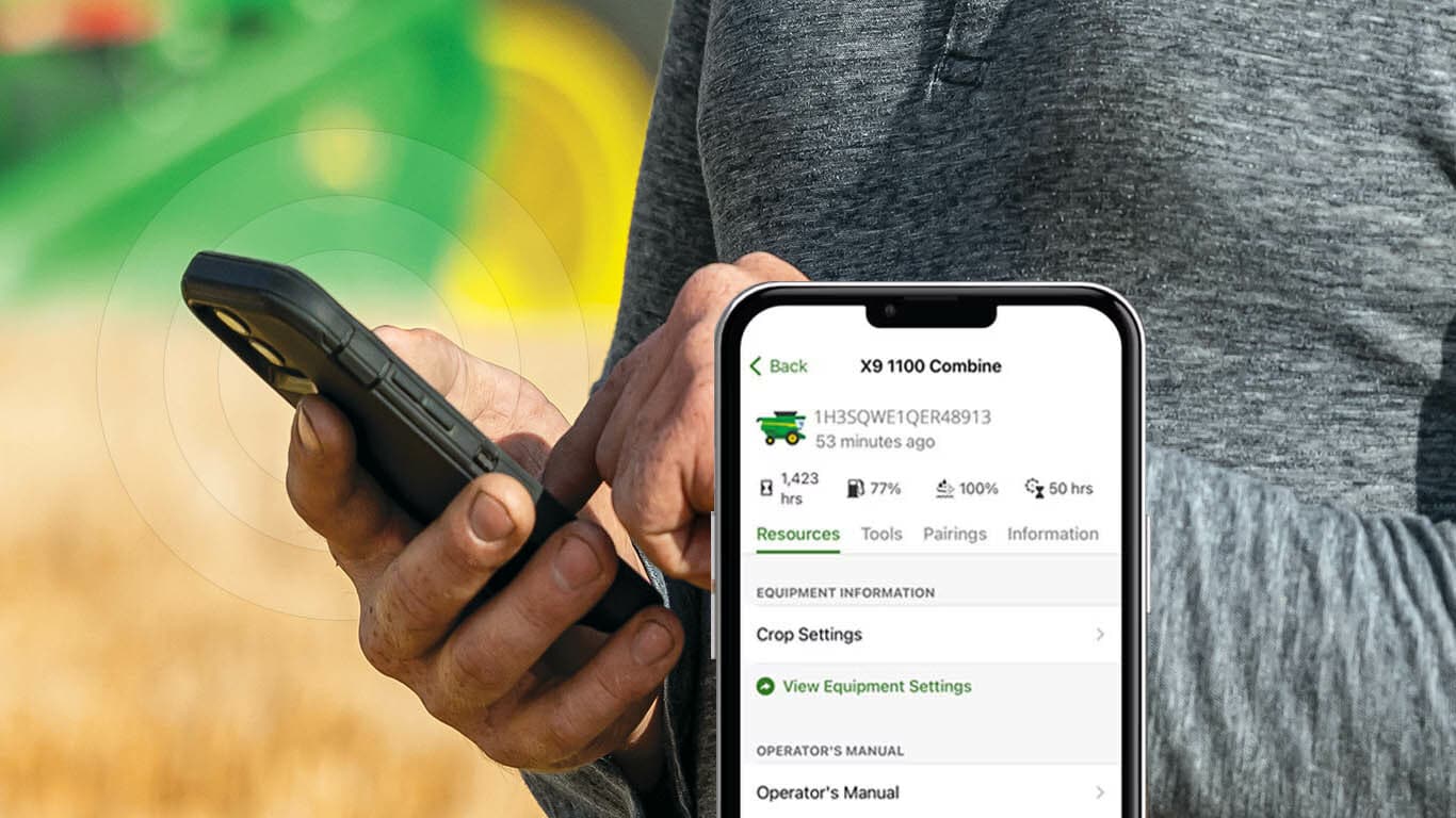 Un homme avec un téléphone intelligent à la main, affichant l'application Équipement Mobile