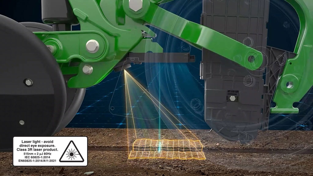Élément à rangs de semoir de précision John Deere illustrée projetant un laser sur un sillon de sol, avec une incrustation de grille orange lumineux représentant la technologie de balayage FurrowVision. Élément à rangs de semoir de précision John Deere illustrée projetant un laser sur un sillon de sol, avec une incrustation de grille orange lumineux représentant la technologie de balayage FurrowVision.