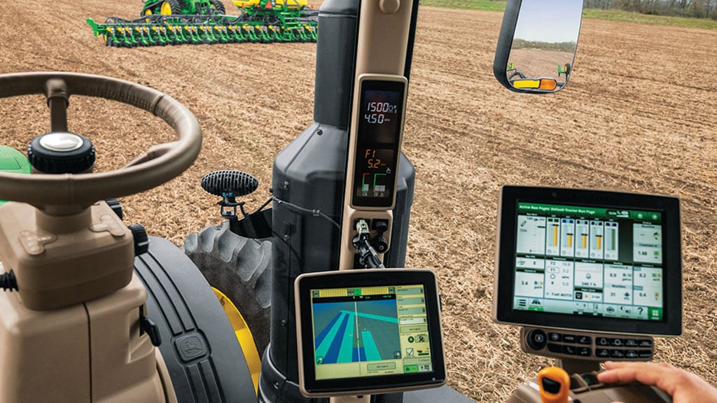 Image de l'intérieur de la cabine d'un tracteur avec deux afficheurs