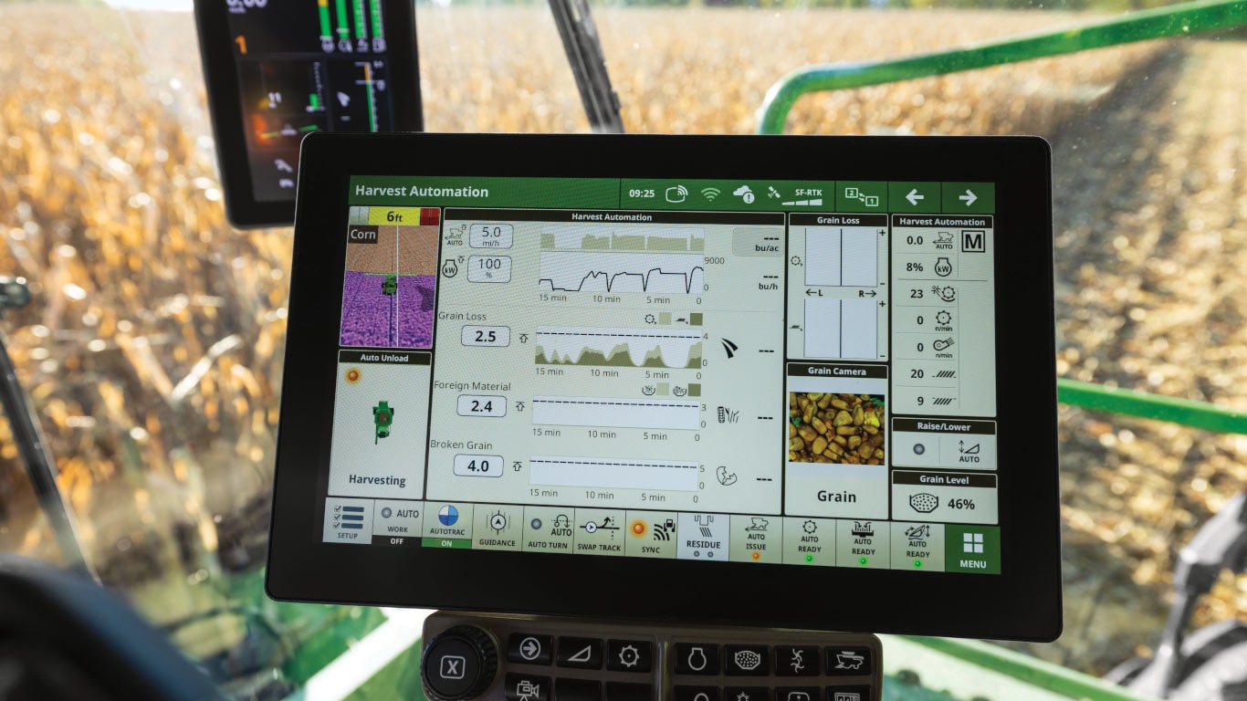 Un écran John Deere G5Plus installé dans la cabine d’une moissonneuse-batteuse, affichant l’écran Harvest Automation (Automatisation des récoltes).