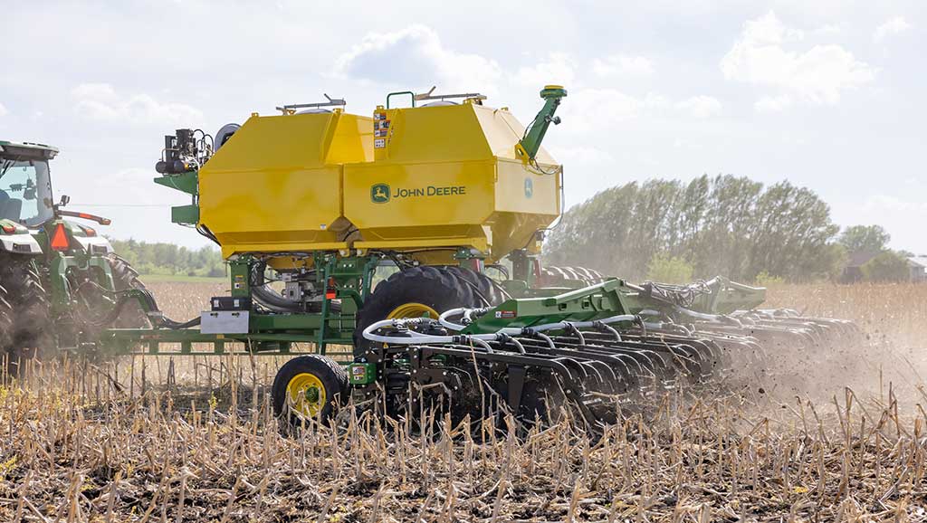 Solutions de labour en bandes John&nbsp;Deere dans un champ